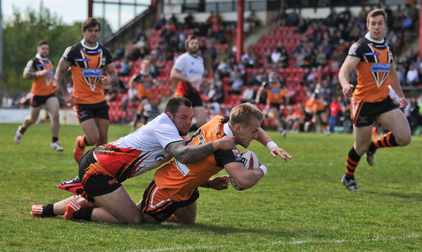 2015 - Dewsbury v Workington - Lewis Tierney dives over to score